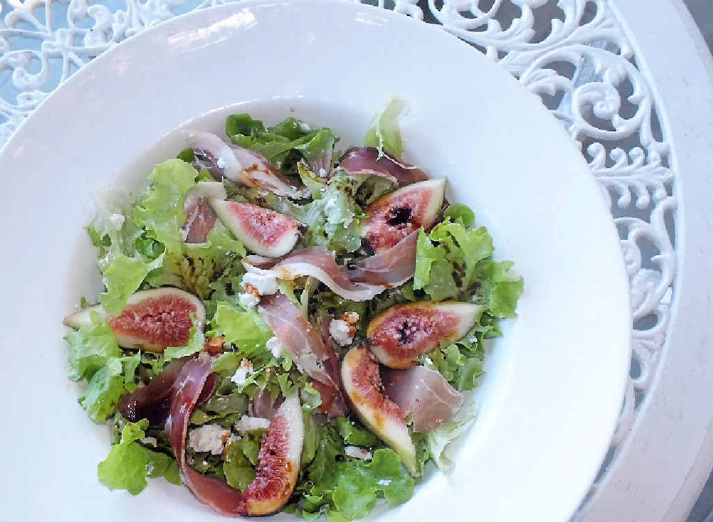 I started off the week thinking about making a pea, mint and prosciutto salad because I have no shortage of mint in my garden. I started off the week thinking about making a pea, mint and prosciutto salad because I have no shortage of mint in my garden.